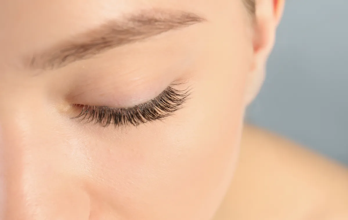 Enhance natural lashes